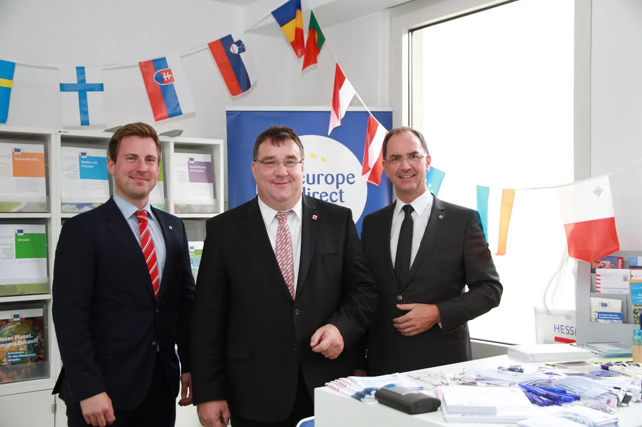 v.r. Regierungspräsident Dr. Christph Ullrich, Staatssekretär Mark Weinmeister, Leiter des EDIC Christian Lemmer. Foto: RP Gießen